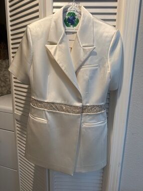 Rare MACH & MACH White Satin Short-Sleeve Blazer with Embellished Waist